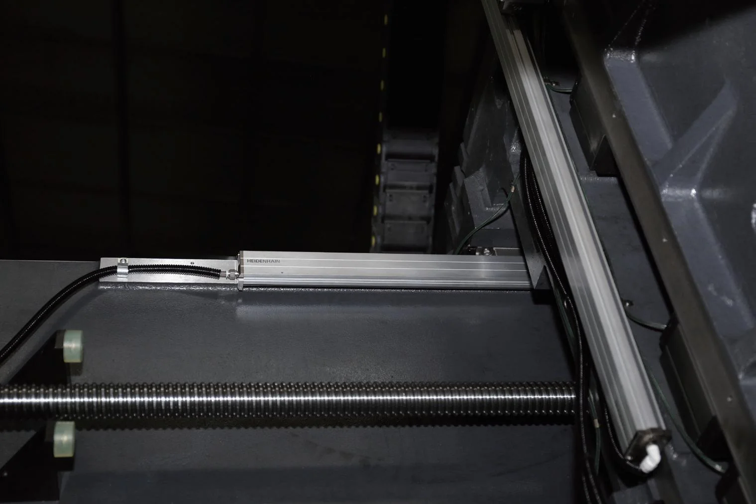 fully closed linear scale